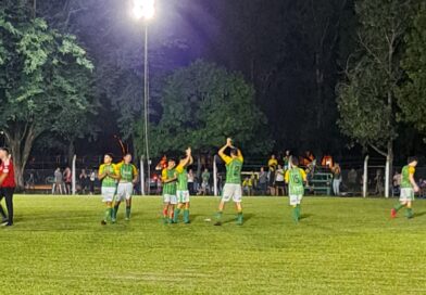 Juventud enfrenta a Alumni en una noche de fútbol imperdible de la Liga Reconquistense.
