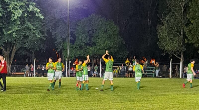 Juventud enfrenta a Alumni en una noche de fútbol imperdible de la Liga Reconquistense.
