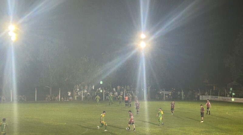 Juventud empató en casa y se mantiene como líder del torneo.